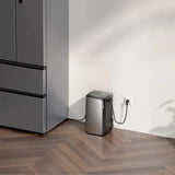Sistema completo de almacenamiento de energía EcoFlow STREAM Ultra 2000W AllinOne en un espacio moderno junto a un refrigerador.