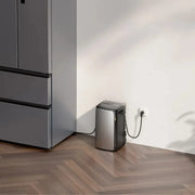 EcoFlow STREAM Ultra 2000W AllinOne Stromspeicher Komplettset im modernen Wohnraum neben einem Kühlschrank.