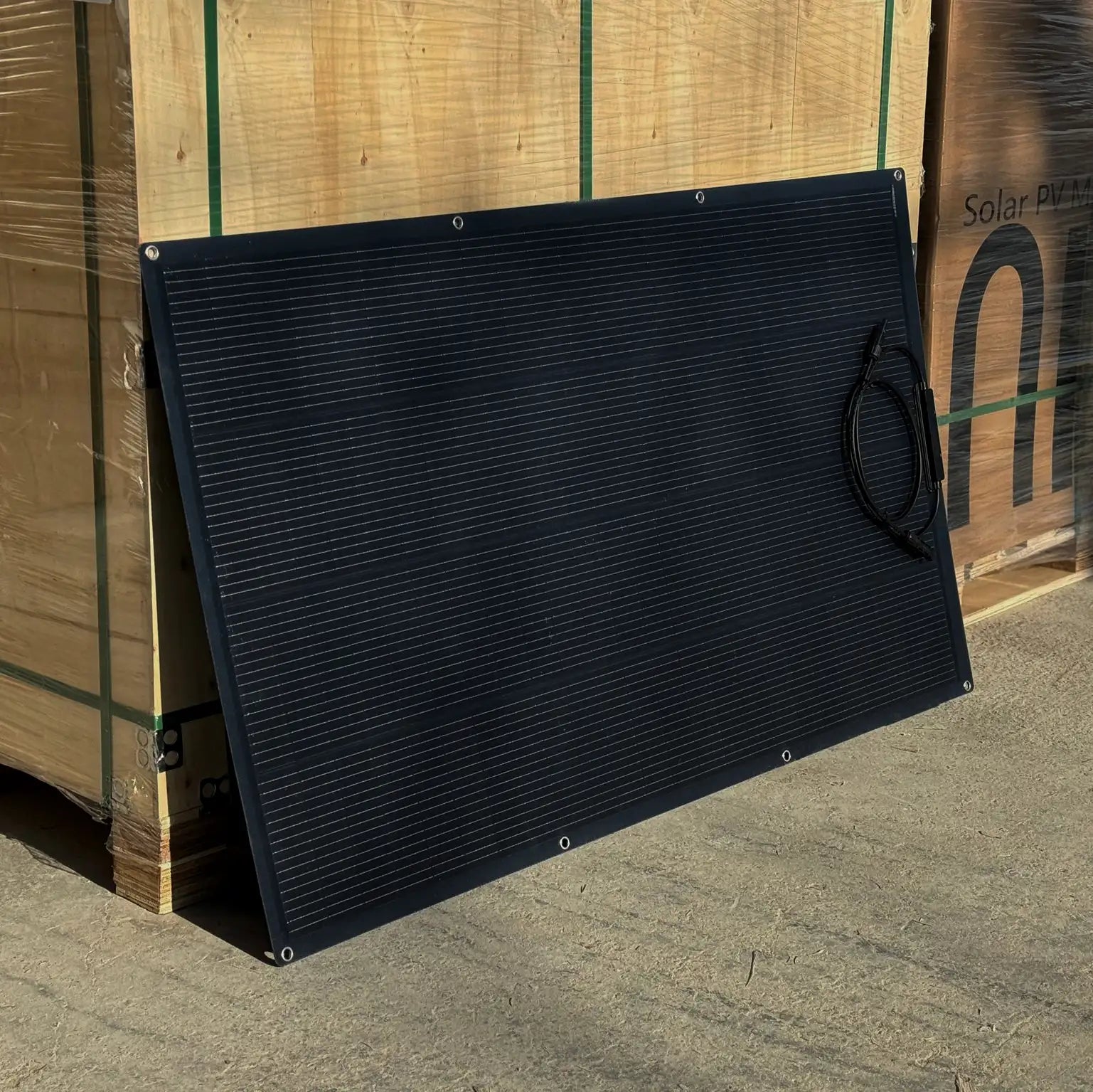 Flexible Solarmodule RENEPV 900W 4x225W N-TOPCon für Balkonkraftwerk auf einem Untergrund