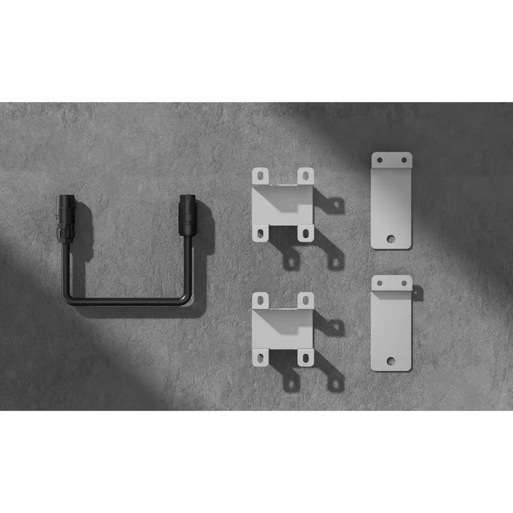 Set de extensie Hoymiles cu cablu de conectare și accesorii de montare pe fundal gri.