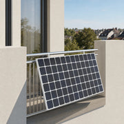 PV-Modul mit KSENG Halterung an einem Balkongeländer in sonniger Umgebung