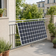 PV-Modul mit KSENG Halterung am Balkongeländer zwischen Balkonpflanzen