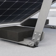 Detailansicht von Stütze und Ballastblock des KSENG 20° Flachdach-Montagesystems