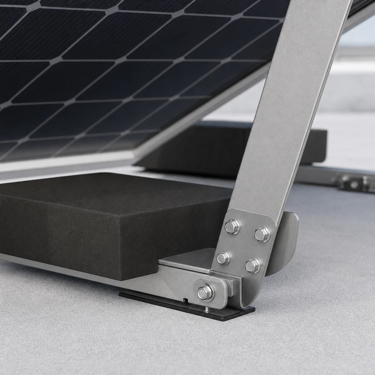 Detailansicht von Stütze und Ballastblock des KSENG 20° Flachdach-Montagesystems