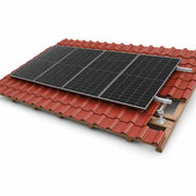 Drei PV-Module auf dem KSENG Ziegeldach-Montagesystem