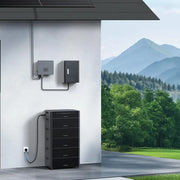 Marstek VENUS D All-In-One Balkonkraftwerk Speicher an einer modernen Hauswand mit Blick auf die Berge.