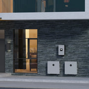 Deye SUN-12K-SG05LP3-EU-SM2 mit Batteriespeicher an einem Wohnhaus