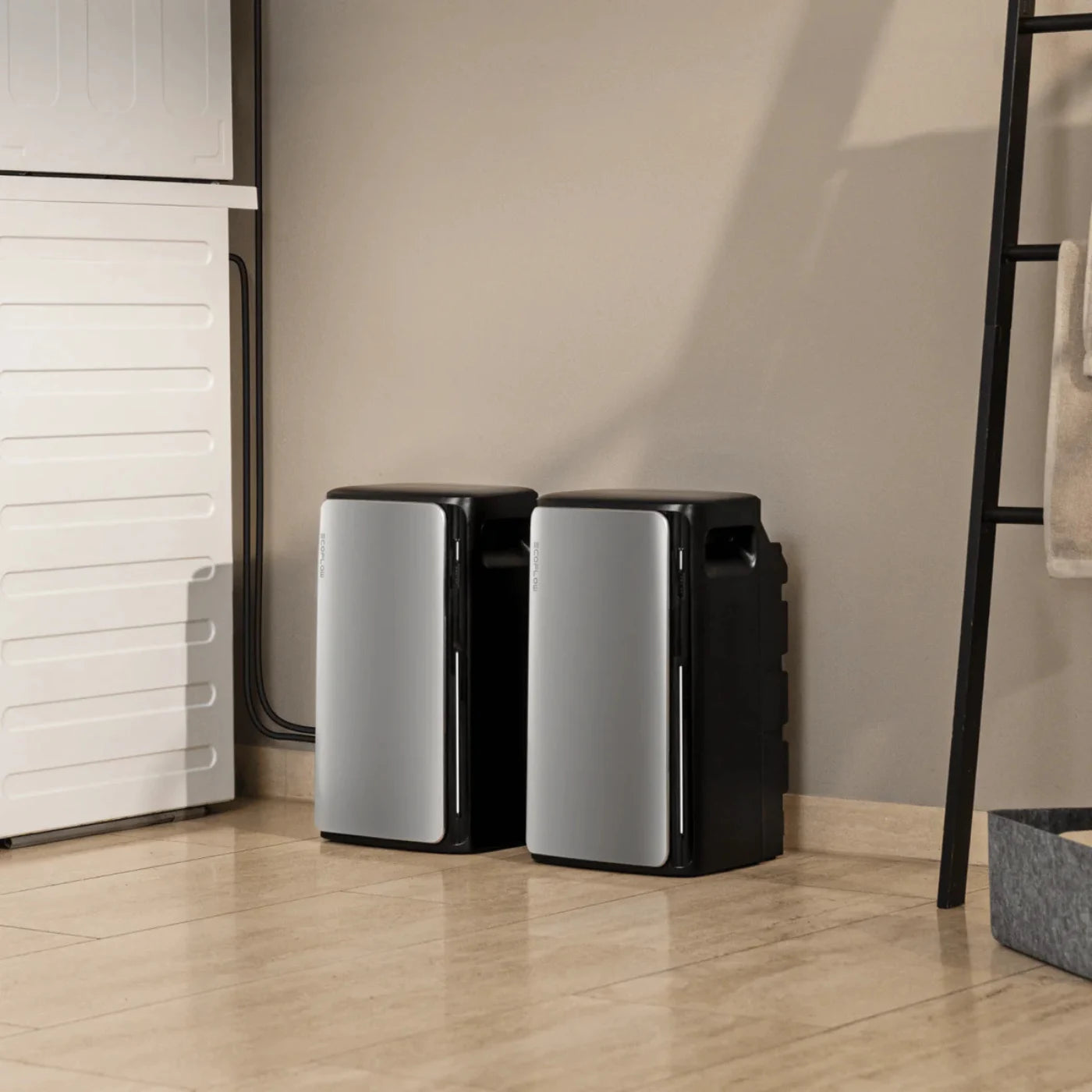 Zwei EcoFlow STREAM AC Pro Stromspeicher in einem Wohnraum