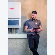 Fronius Verto 30.0 – 30 kW PV-Wechselrichter mit 4 MPP-Trackern – Installationsbeispiel mit Smartphone aus der Herstellerbroschüre
