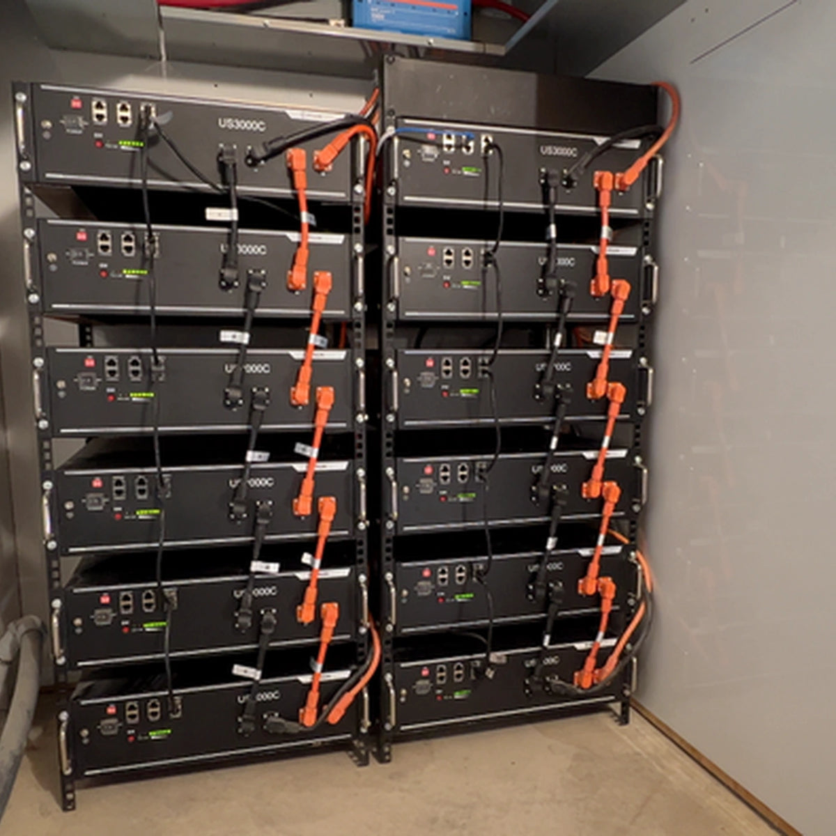 Pylontech US3000C – Installationsbeispiel mit mehreren Modulen im Technikraum, kein Lieferumfang