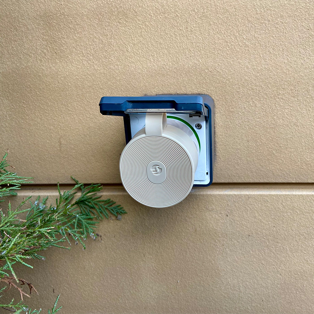 Shelly Outdoor Plug S Gen3 Mocha an einer Außensteckdose – Anwendungsbeispiel