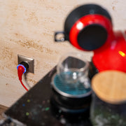 Shelly Plug S Gen3 Matter – Herstellerbeispiel an einer Kaffeemaschine mit blauem LED-Ring; Haushaltsgerät nicht enthalten