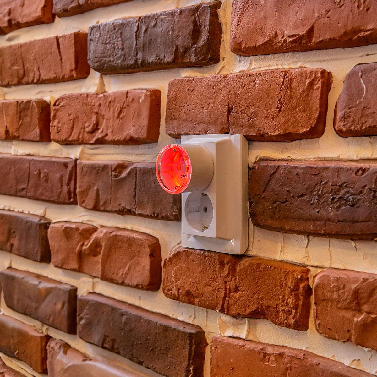 Shelly Plug S Gen3 Matter in Weiß – Herstellerbeispiel in einer Wandsteckdose mit rotem LED-Ring