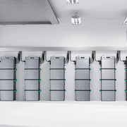 Mehrere Zendure AB3000L Batterien in einer vollflächigen SolarFlow-Installationsszene