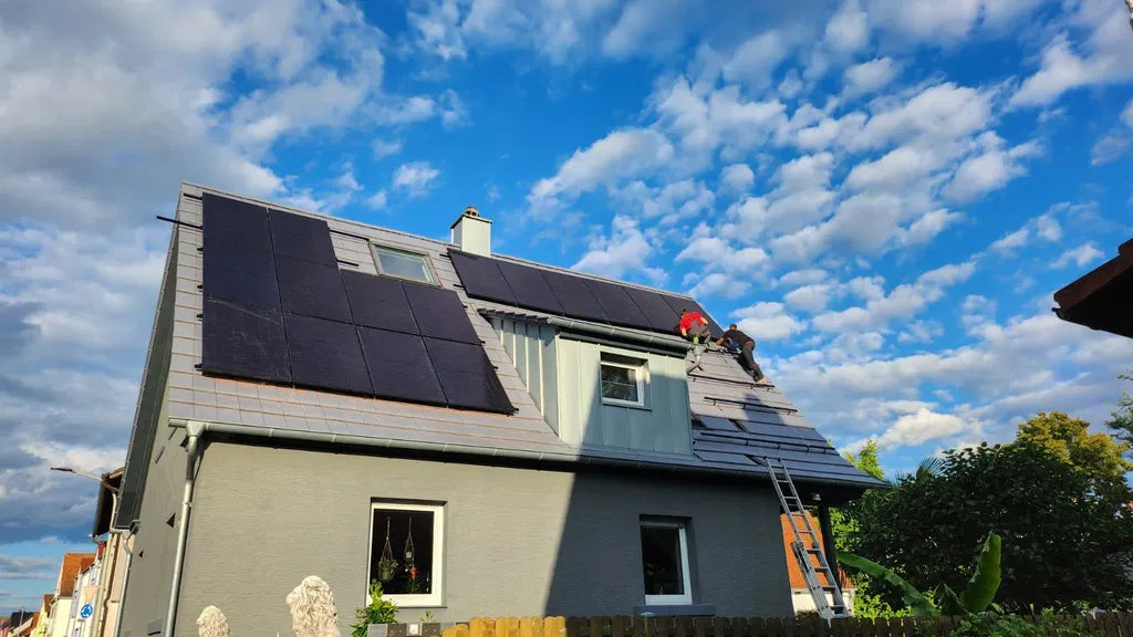 Photovoltaikanlage während der Montage auf einem Wohnhausdach