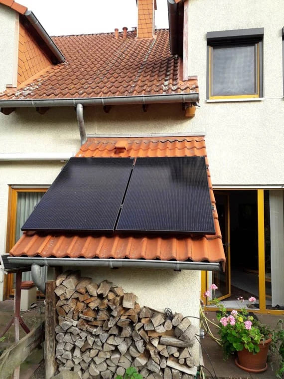 Zwei Solarmodule auf einem kleinen Ziegeldach