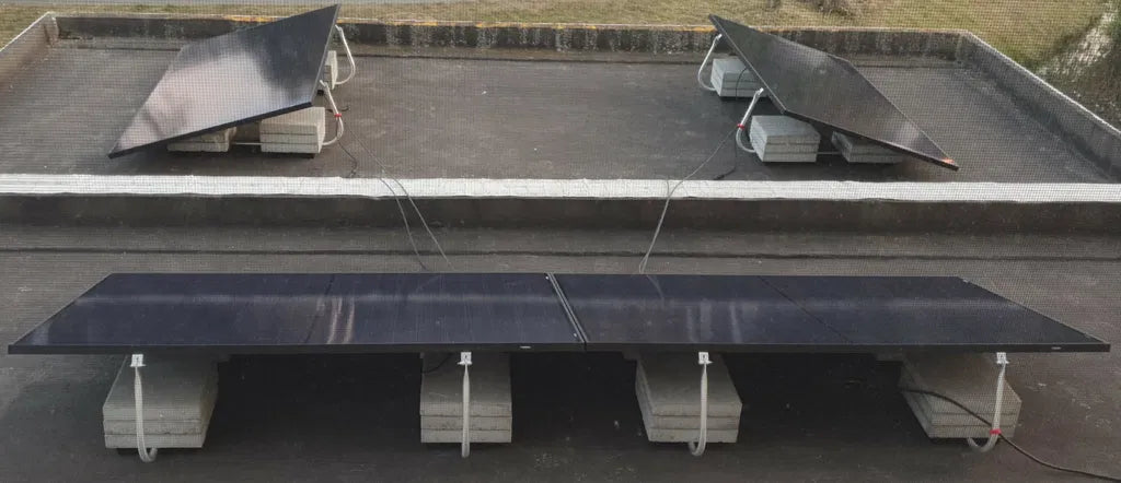 Aufgeständerte Solarmodule mit Ballast auf einem Flachdach