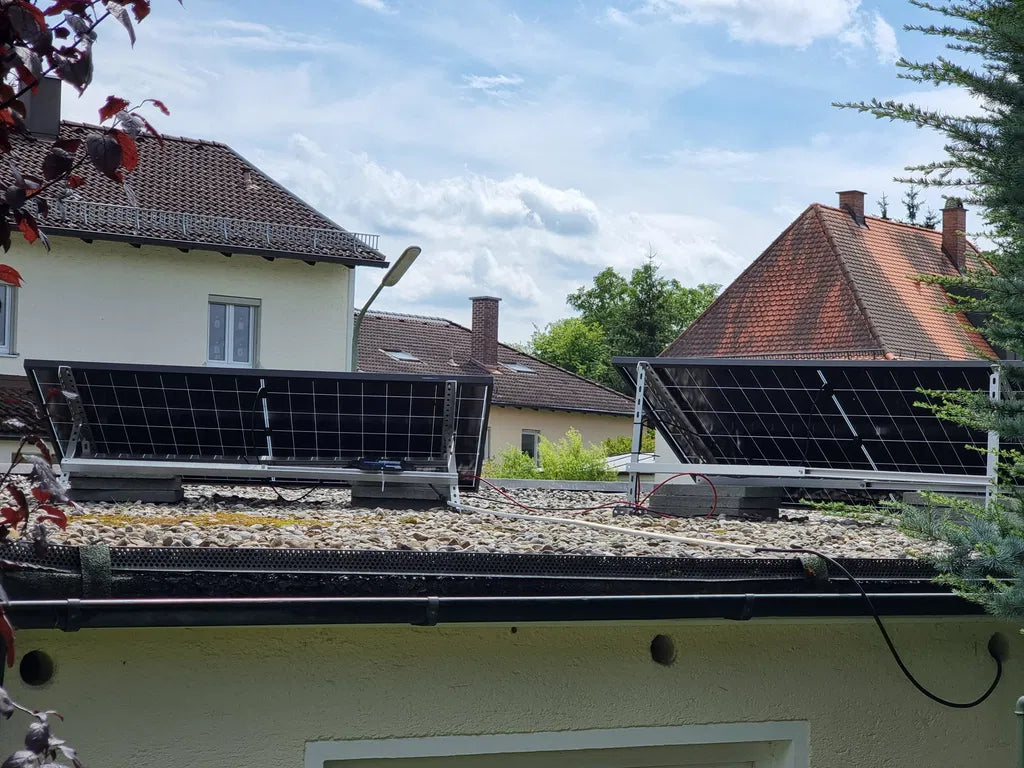 Aufgeständerte Solarmodule auf einem Kies-Flachdach