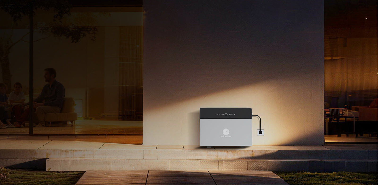 Hoymiles HiBattery 4020 Speicher vor einem modernen Wohnhaus